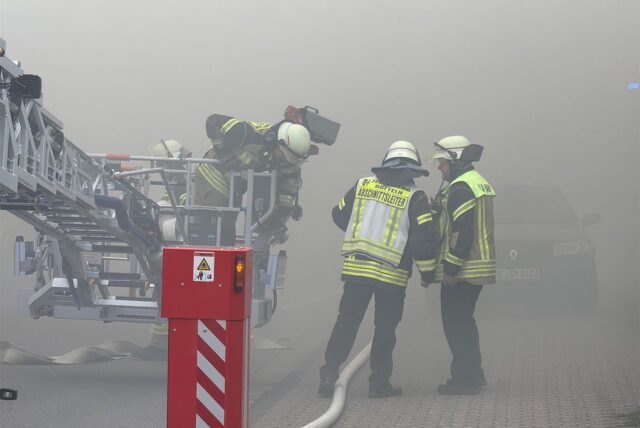 Einsatzkräfte der Feuerwehr Datteln und Waltrop.