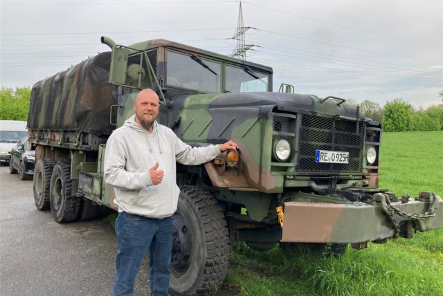 Marc Kolrust ist begeistert von der robusten Technik des dreiachsigen 18-Tonners.