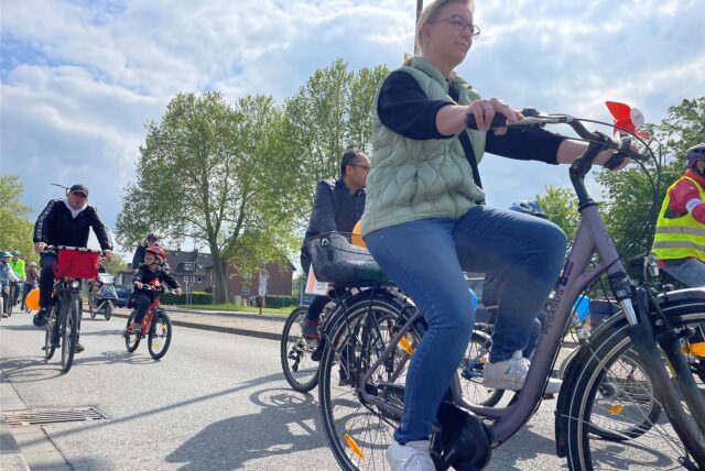Etwa 160 bis 180 Radfahrerinnen und Radfahrer haben sich am Sonntagnachmittag (5.5.2024) am Europaplatz in Castrop-Rauxel zur zweiten Fahrraddemo Kidical Mass ein.