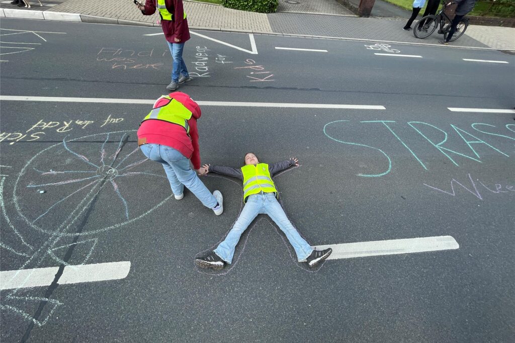 Die 2. Kidical Mass rollte durch Castrop-Rauxel. Auf der Römerstraße stoppten die über 100 Teilnehmer und bemalten den Asphalt. Die 2. Kidical Mass rollte durch Castrop-Rauxel. Auf der Römerstraße stoppten die über 100 Teilnehmer und bemalten den Asphalt.