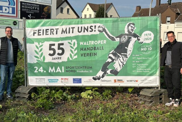 Sascha Port, Geschäftsführer der Jugendabteilung des Waltroper HV, (l.) und Pressewart Christian Becker (r.) posieren vor dem Plakat zur 55-Jahresfeier des Vereins an der Leveringhäuser Straße.
