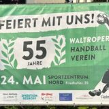 Sascha Port, Geschäftsführer der Jugendabteilung des Waltroper HV, (l.) und Pressewart Christian Becker (r.) posieren vor dem Plakat zur 55-Jahresfeier des Vereins an der Leveringhäuser Straße.