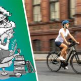Frau fährt auf einem E-Bike.