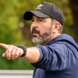 Mani Mulai dirigiert seine Spieler bei einer Partie von BW Lavesum an der Seitenlinie