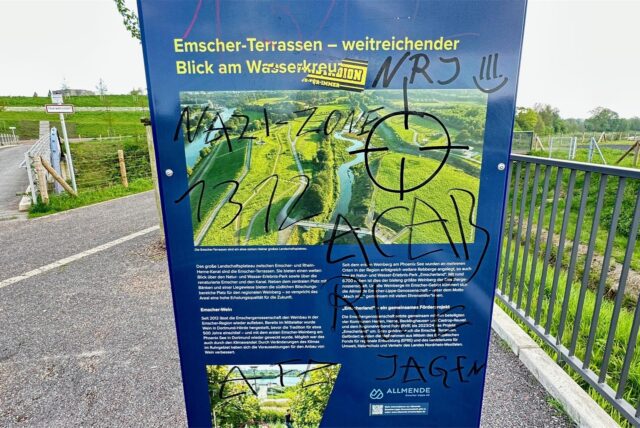 Im Emscherland an der Grenze zwischen Castrop-Rauxel und Recklinghausen wurde eine Infotafel beschmiert. Die Emschergenossenschaft will die Tafel „zeitnah“ reinigen.