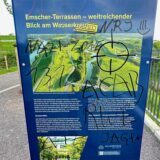 Im Emscherland an der Grenze zwischen Castrop-Rauxel und Recklinghausen wurde eine Infotafel beschmiert. Die Emschergenossenschaft will die Tafel „zeitnah“ reinigen.