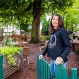 Tatjana Schüle steht in Herten-Westerholt auf dem Außengelände ihres Restaurants Alt Westerholt und öffnet die Tür zum Biergarten.
