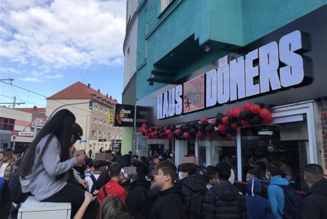 Lange Schlange vor dem „Haus des Döners“.