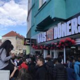 Lange Schlange vor dem „Haus des Döners“.