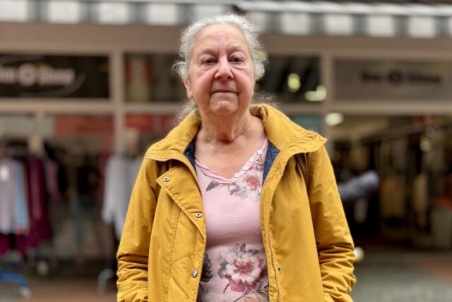 Gisela Joswig steht vor dem Haus an der Münsterstraße in Castrop-Rauxel, in dem sie aufgewachsen ist.