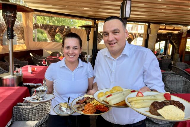 Sladjana und Danilo Djeric präsentieren ihre Spargel-Gerichte und den Grill-Teller im Lindenhof-Biergarten.