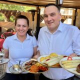 Sladjana und Danilo Djeric präsentieren ihre Spargel-Gerichte und den Grill-Teller im Lindenhof-Biergarten.