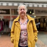 Gisela Joswig steht vor dem Haus an der Münsterstraße in Castrop-Rauxel, in dem sie aufgewachsen ist.