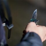 Ein Mann droht mit einem Messer