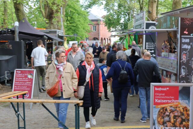 Menschen beim Streetfood Drink and Music Festival in Dorsten