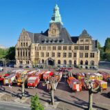 Ein Konvoi der Feuerwehr steht aufgereiht vor dem Rathaus in Recklinghausen