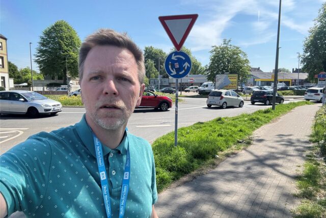 Auf der Bahnhofstraße staut sich der Verkehr am Mittwochvormittag.