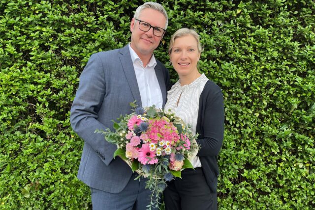 Carsten Wewers mit seiner Frau Indra. Sie halten einen Blumenstrauß in den Händen.