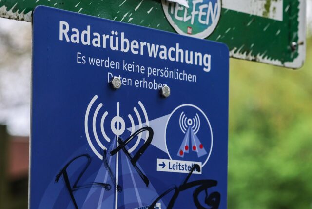 Ein Schild warnt vor Radarüberwachung
