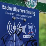 Ein Schild warnt vor Radarüberwachung
