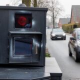 Ein Panzerblitzer steht am Straßenrand, zwei Pkw fahren an diesem vorbei. (Symbolbild)