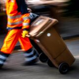 Restmüll und Biomüll wird von einem Müllwerker der Bremer Müllabfuhr abgeholt.