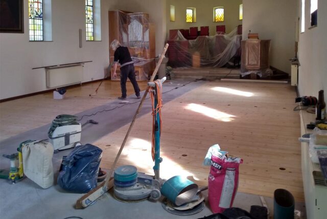 Arbeiten am Boden im Kirchsaal