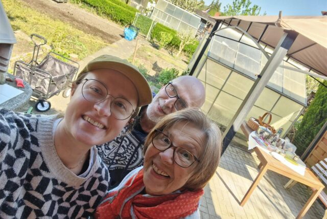 Susanna Schmidt, Hanne Humpert und Joachim Schmidt in der Kleingartenanlage Paschenberg in Herten.