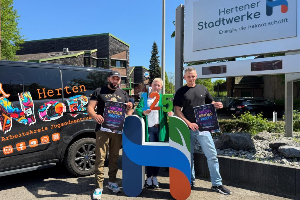Khaled El Osman, Enrico Baldassarri und Kerstin Walberg stehen auf dem Gelände der Stadtwerke. Im Bild ist der Transporter des Jugendzentrums und ein großes Stadtwerke-Logo zu sehen. Khaled El Osman, Enrico Baldassarri und Kerstin Walberg stehen auf dem Gelände der Stadtwerke. Im Bild ist der Transporter des Jugendzentrums und ein großes Stadtwerke-Logo zu sehen.