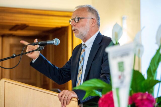 Bürgermeister Matthias Müller am Rednerpult im Schloss Herten.