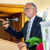 Bürgermeister Matthias Müller am Rednerpult im Schloss Herten.