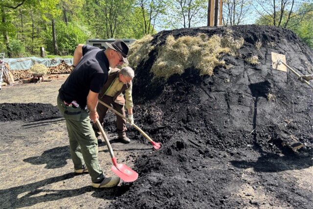 Andre Verheyen und sein Team bauen den Halterner Kohlenmeiler