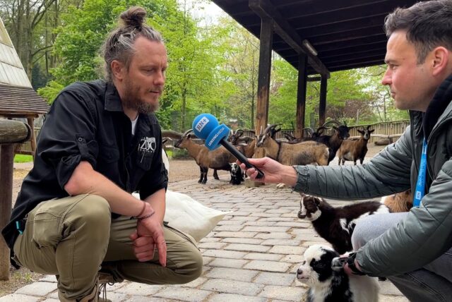 Reporter Martin Bytomski spricht mit Zoo-Sprecher Marcel Stawinoga im Zoo Dortmund über Babytiere.
