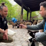 Reporter Martin Bytomski spricht mit Zoo-Sprecher Marcel Stawinoga im Zoo Dortmund über Babytiere.
