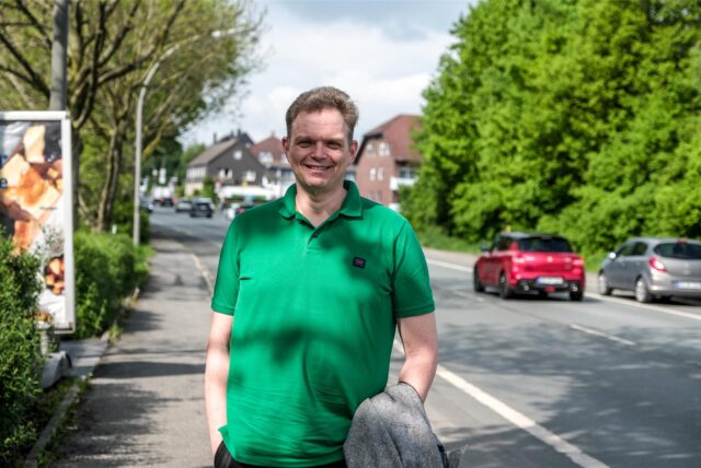 Andreas Brausen (CDU) steht an der Leveringhäuser Straße in Waltrop.