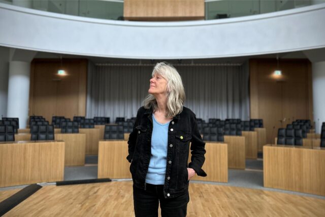 Die grüne Ratsfrau Ingrid Reuter im leeren Dortmunder Ratssaal