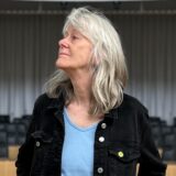 Die grüne Ratsfrau Ingrid Reuter im leeren Dortmunder Ratssaal