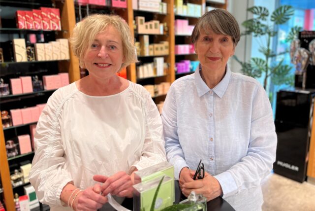 Filialleiterin Rosemarie Hüter (l.) und Mitarbeiterin Gerhild Schweinoch stehen in der Pieper-Filiale in Datteln.