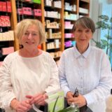Filialleiterin Rosemarie Hüter (l.) und Mitarbeiterin Gerhild Schweinoch stehen in der Pieper-Filiale in Datteln.