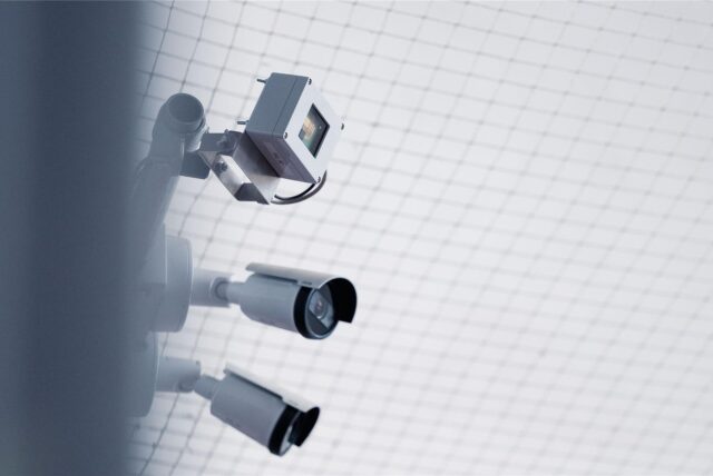Radaranlagen und Videokameras können die Sicherheit im öffentlichen Raum erhöhen. Gleichzeitig stellen sich Fragen des Datenschutzes.