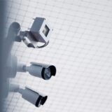 Radaranlagen und Videokameras können die Sicherheit im öffentlichen Raum erhöhen. Gleichzeitig stellen sich Fragen des Datenschutzes.