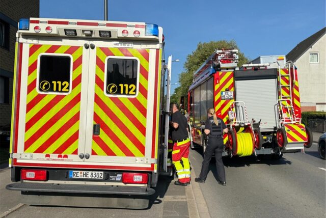 Ein Rettungswagen und ein Feuerwehrfahrzeug stehen an der Westerholter Straße.