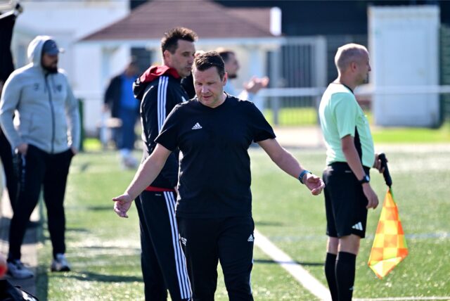 Nach einem guten Start verzweifelte er zuletzt zunehmend an der Linie: Stephan Fehling hat als Trainer der U19 seinen Rücktritt beim VfB Hüls eingereicht.