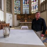 Stefan Schoppen steht vorm Hochaltar mit Schimmelbefall in der St.-Johannes-Kirche in Recklinghausen-Suderwich.