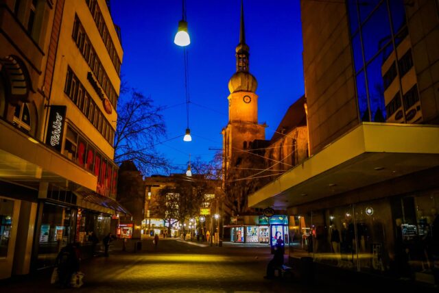 Brlick auf die Reinoldikirche vom Ostenhellweg in Dortmund.