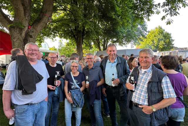 Viele Menschen feierten am Wulfener Wappenbaum in den Mai.