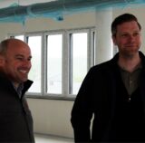 Robert Kramer und Christian Borghaus in dem fast fertigen Bürokomplex Pannhütt 31