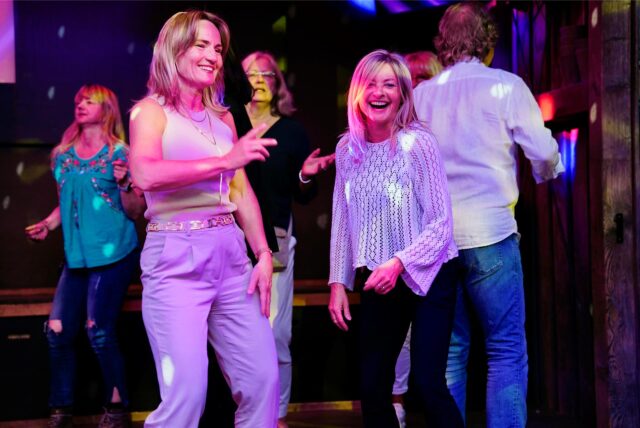 Zwei Frauen beim Tanz in den Mai in einem Dortmunder Club.