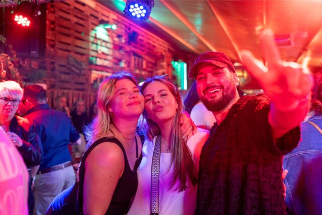 Gäste feiern beim Tanz in den Mai im Haus Hölter in Castrop-Rauxel mit DJ, Musik und Getränken.