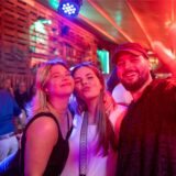 Gäste feiern beim Tanz in den Mai im Haus Hölter in Castrop-Rauxel mit DJ, Musik und Getränken.